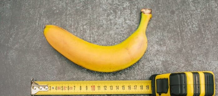medición do pene usando un plátano como exemplo